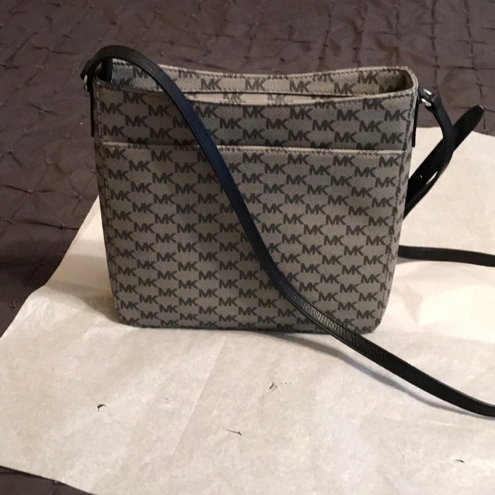 Michael Kors Large Messenger Bag - Picture 4 of 6